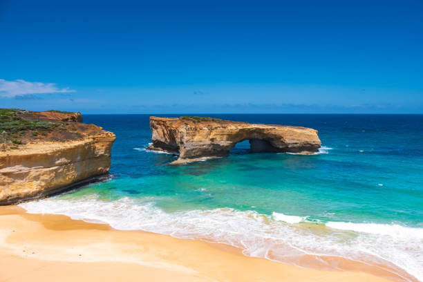 baia delle isole, great ocean road, australia meridionale - formazioni calcaree london arch foto e immagini stock