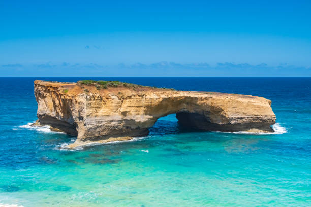 baia delle isole, great ocean road, australia meridionale - formazioni calcaree london arch foto e immagini stock