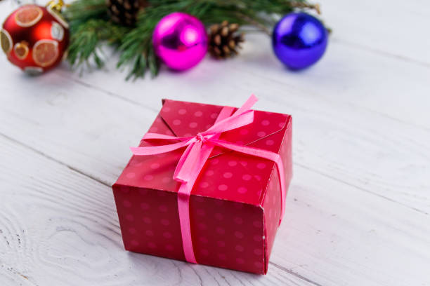 geschenk-box und weihnachtsschmuck auf weißer holztisch - 7654 stock-fotos und bilder