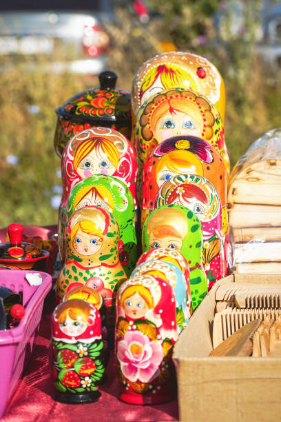 lembrança nacional russa tradicional boneca-matryoshka - russian nesting doll babushka doll large group of objects - fotografias e filmes do acervo