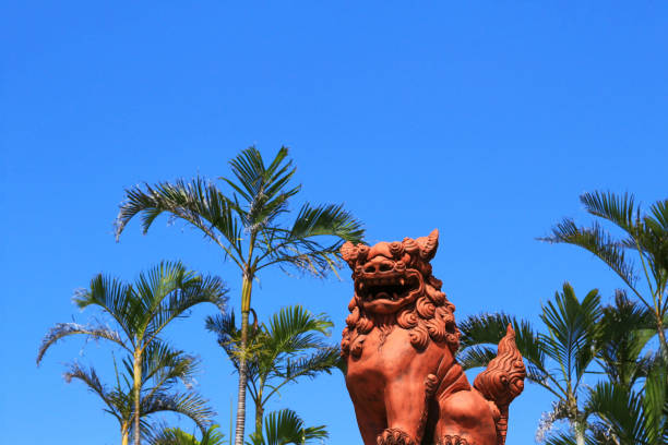 statua del leone sotto il cielo blu - okinawa prefecture foto e immagini stock
