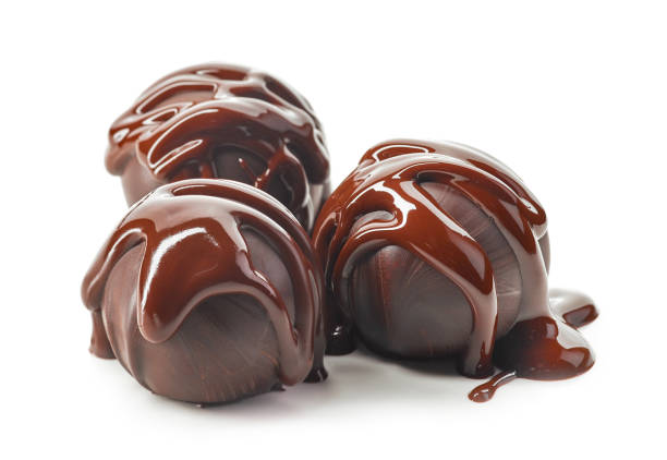 schokolade trüffel-kugeln mit geschmolzener schokolade - chocolate candy stock-fotos und bilder
