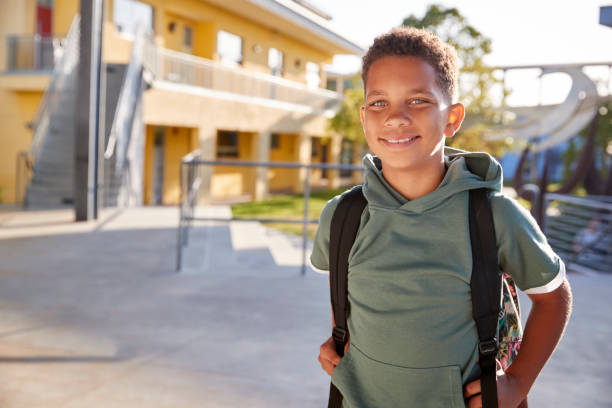 retrato de niño de escuela primaria con su mochila sonriente - pre teen boy fotografías e imágenes de stock