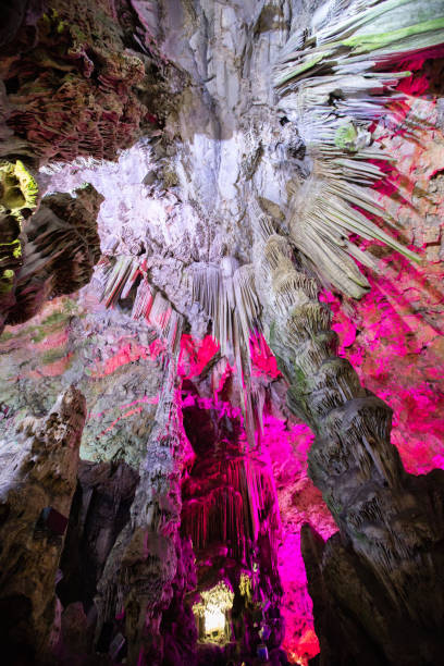 caverna de estalactites dentro o st michaels em gibraltar. gruta de são miguel é uma rede de cavernas de calcário, localizado em gibraltar. - rock of gibraltar - fotografias e filmes do acervo