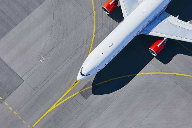 veduta aerea dell'aeroporto - aereo di linea foto e immagini stock