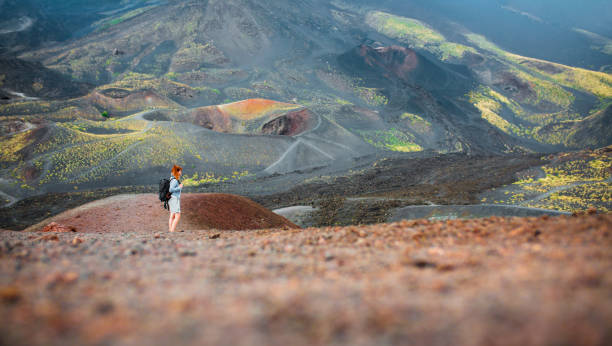 пешие прогулки в горы - вулканология стоковые фото и изображения