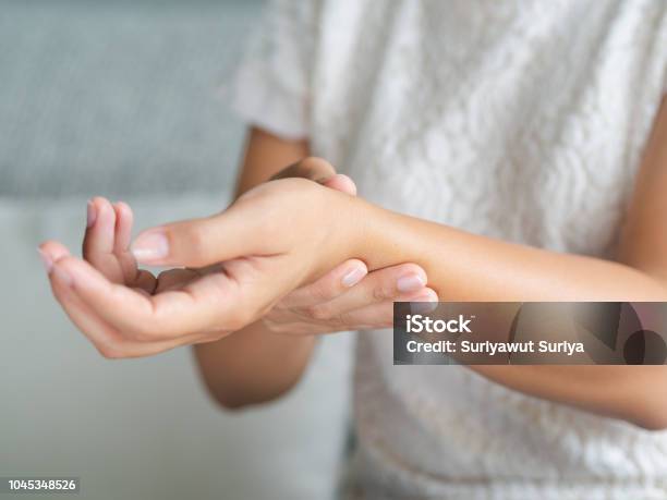 Closeup Junge Frau Sitzt Auf Dem Sofa Hält Ihr Handgelenk Hand Verletzung Schmerz Zu Fühlen Medizinischen Konzept Stockfoto und mehr Bilder von Handgelenk
