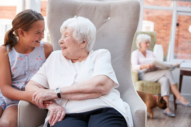 nieta a la abuela en el hogar del jubilado - care community 80 plus years cheerful fotografías e imágenes de stock