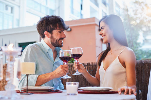 romantic dinner - dating restaurant dinner couple imagens e fotografias de stock