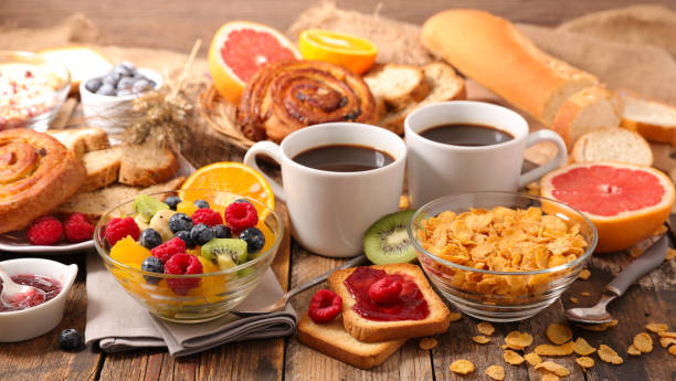 tabelle mit voll gesundes frühstück - büfett stock-fotos und bilder