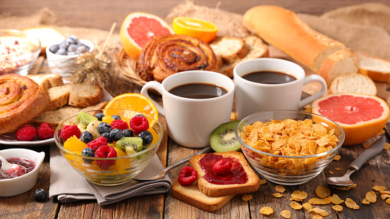 mesa con desayuno completo saludable photo