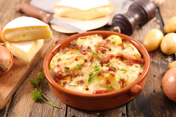 french tartiflette, potato, bacon and reblochon - fotografia de stock