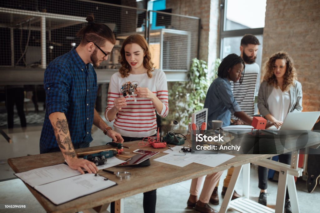 Students Multitask Group Of Multitasking College Students Stock Photo - Download Image Now ...