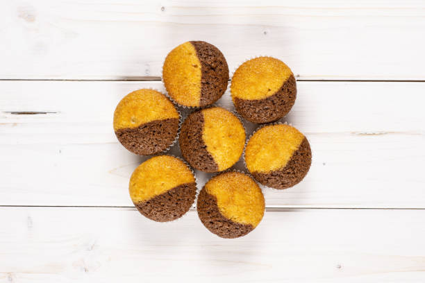 bolinho de mármore cozido fresco na madeira cinza - bread food baked 7 grain bread - fotografias e filmes do acervo