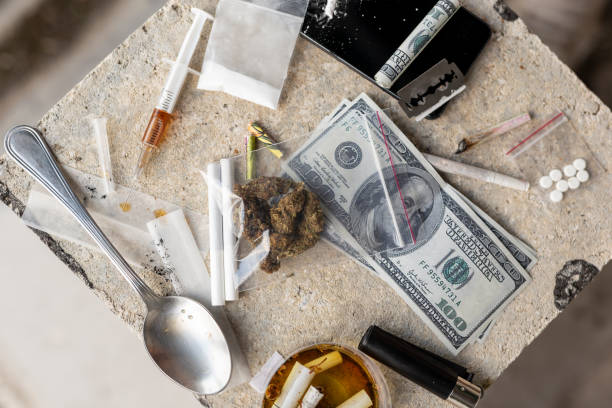 drug trafficking - cutting cocaine imagens e fotografias de stock