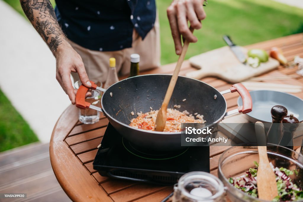 Koch, Risotto rühren - Lizenzfrei Ananas Stock-Foto