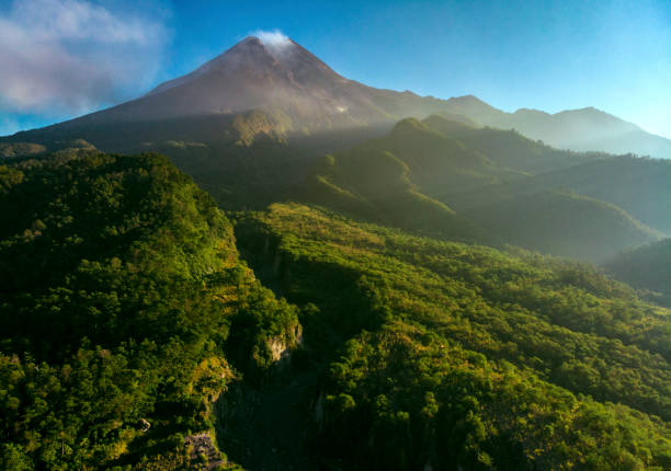 mt. merapi - mt merapi stock-fotos und bilder