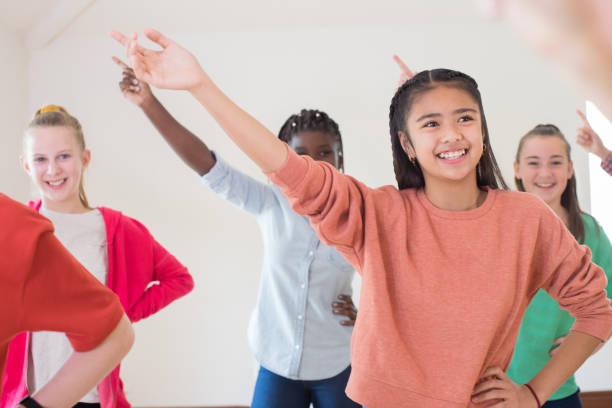 groupe d'enfants appréciant la classe d'art dramatique ensemble - industrie du théâtre photos et images de collection