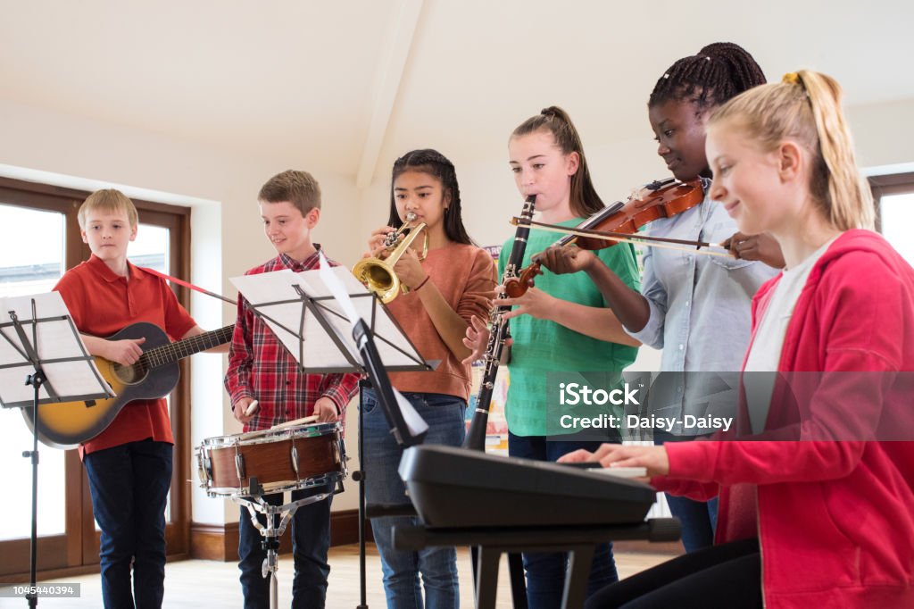 Middelbare scholieren spelen School orkest samen - Royalty-free Muziek Stockfoto