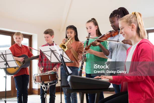 Middelbare Scholieren Spelen School Orkest Samen Stockfoto en meer beelden van Muziek - Muziek, Leren, Klaslokaal