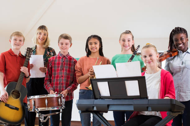 retrato de estudiantes de secundaria jugando en orquesta de la escuela con el maestro - practicing music violin women fotografías e imágenes de stock