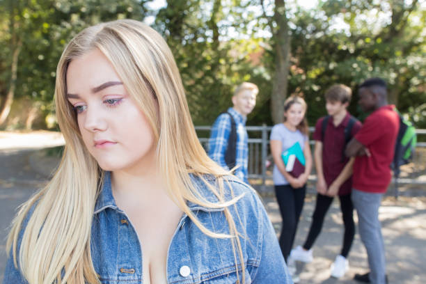 несчастная девочка-подросток время сплетни о школьных друзей - peer pressure стоковые фото и изображения