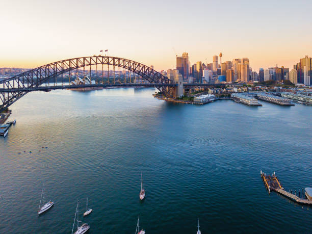 wunderschönen sonnenaufgang auf skyline von sydney - sydney harbor australia financial district cruise ship stock-fotos und bilder