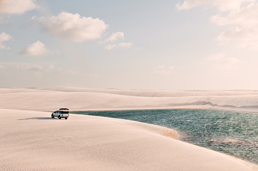 Coche road en las dunas de arena de Lençois Maranhenses photo