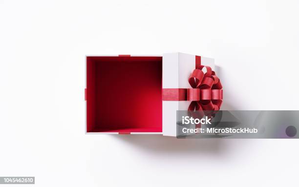Caja De Regalo Blanca Abierto Atada Con Cinta Roja Sobre Fondo Blanco Foto de stock y más banco de imágenes de Caja de regalo
