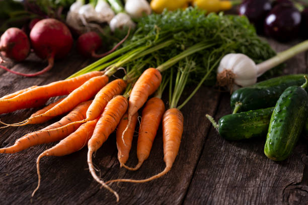 vegetales de jardín - wood carrot vegetable farm fotografías e imágenes de stock