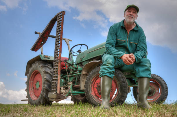 un futuro incerto per i piccoli agricoltori - agricultural machinery retro revival summer farm foto e immagini stock