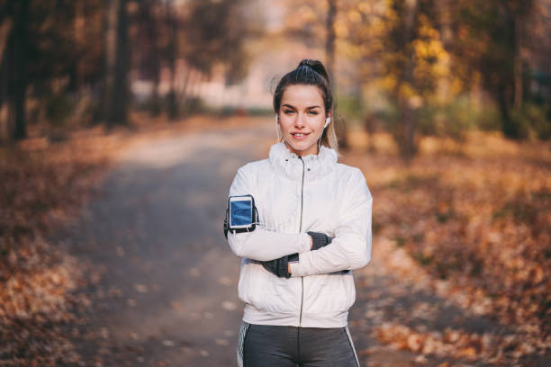 ritratto di sportiva - jogging autumn young women women foto e immagini stock