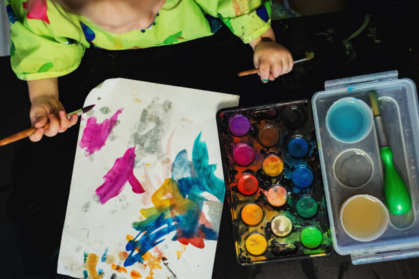 istock Girl Painting 1045539536