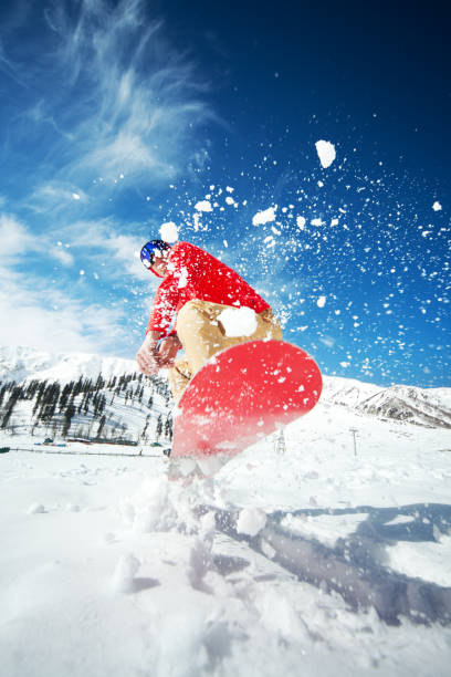 mann springt mit snowboard - ski resort hut snow winter stock-fotos und bilder