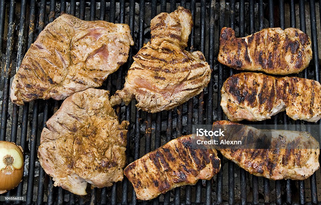 Bistecs en la parrilla para asar - Foto de stock de Aire libre libre de derechos