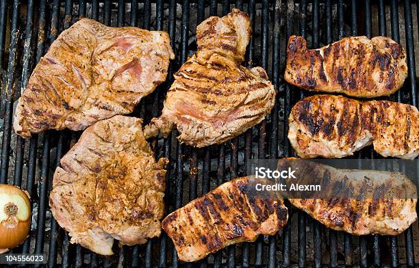 Bistecs En La Parrilla Para Asar Foto de stock y más banco de imágenes de Aire libre - Aire libre, Alimento, Barbacoa - Comida