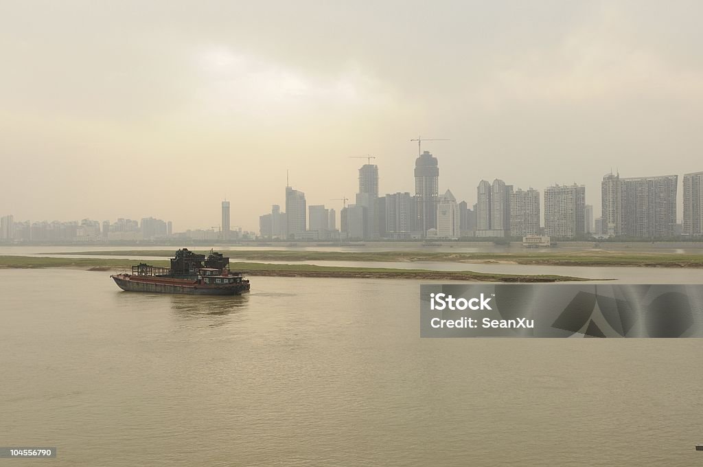 Smog zachód słońca nad rzeką, Chiny - Zbiór zdjęć royalty-free (Architektura)