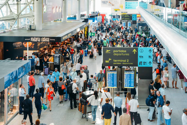 passsengers no aeroporto internacional para hall de lisboa de partida, o maior do país - aeroporto lisboa - fotografias e filmes do acervo