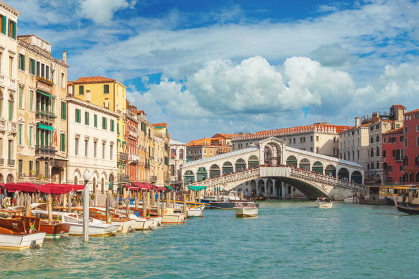 el puente de rialto y el gran canal en venecia, italia - rialto bridge italy venice italy nautical vessel fotografías e imágenes de stock