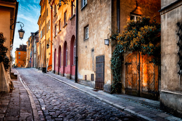 autumn view of the birch street in the morning in warsaw's old town, poland - paving stone cobblestone road old imagens e fotografias de stock