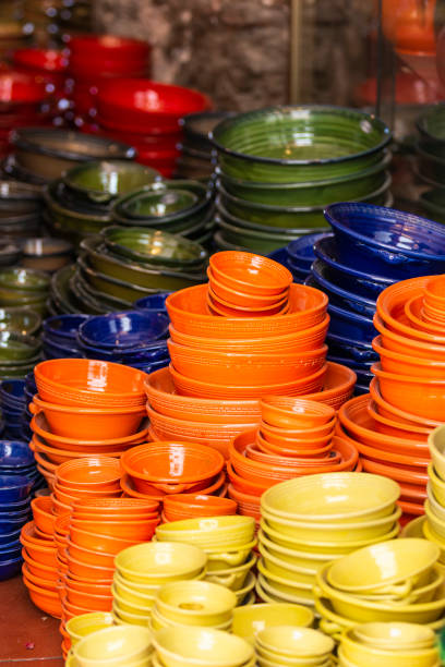 様々 なサイズと色のセラミック ボールの山 - dishware bowl stack multi colored ストックフォトと画像