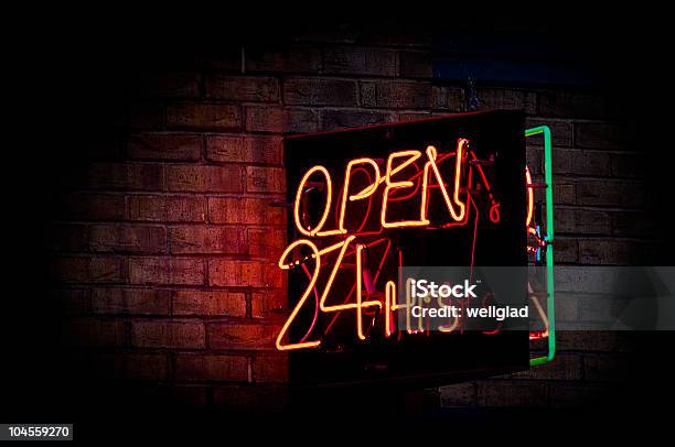 Open 24 Hours Neon Sign - Fotografias de stock e mais imagens de Aberto 24 Horas - Aberto 24 Horas, Placa de Open, Número 24