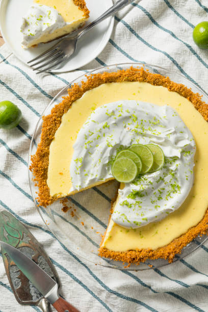 süßen hausgemachten key lime pie - key lime pie dessert pie pastry stock-fotos und bilder