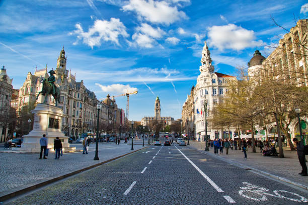 via central porto, avenida dos aliados e garrett monument di fronte all'edificio del comune - allied forces foto e immagini stock