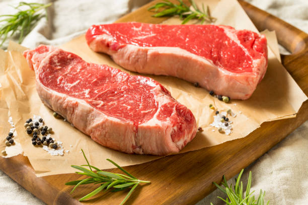 raw grass fed ny strip steaks - sirloin steak fotos imagens e fotografias de stock