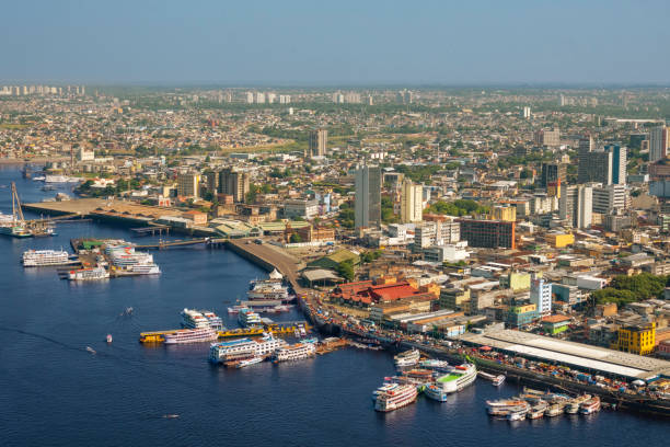 manaus, capitale de l’état d’amazonas - anchored photos et images de collection