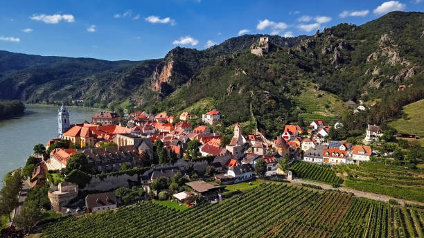 ダーンスタインの町の空中パノラマ。オーストリア ヴァッハウ渓谷 - danube river danube valley austria valley ストックフォトと画像