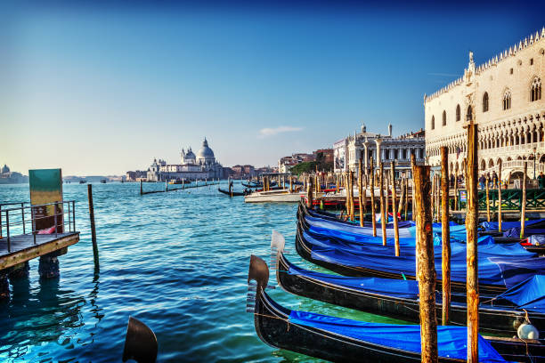 всемирно известные гондолы в венецианской лагуне - venice italy ancient architecture creativity стоковые фото и изображения