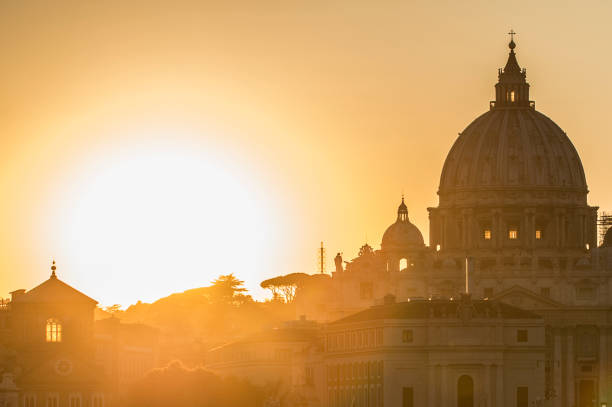 cupola vaticana della basilica di san pietro (san pietro) e ponte sant'angelo sul fiume tevere al tramonto. - rome italy skyline castel santangelo foto e immagini stock