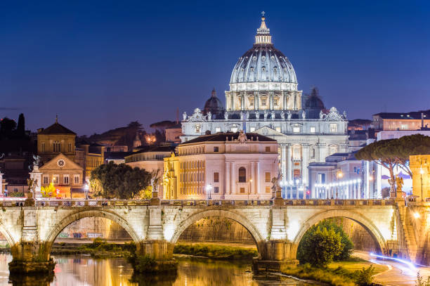 cupola vaticana della basilica di san pietro (san pietro) e ponte sant'angelo sul fiume tevere al tramonto. - rome italy skyline castel santangelo foto e immagini stock